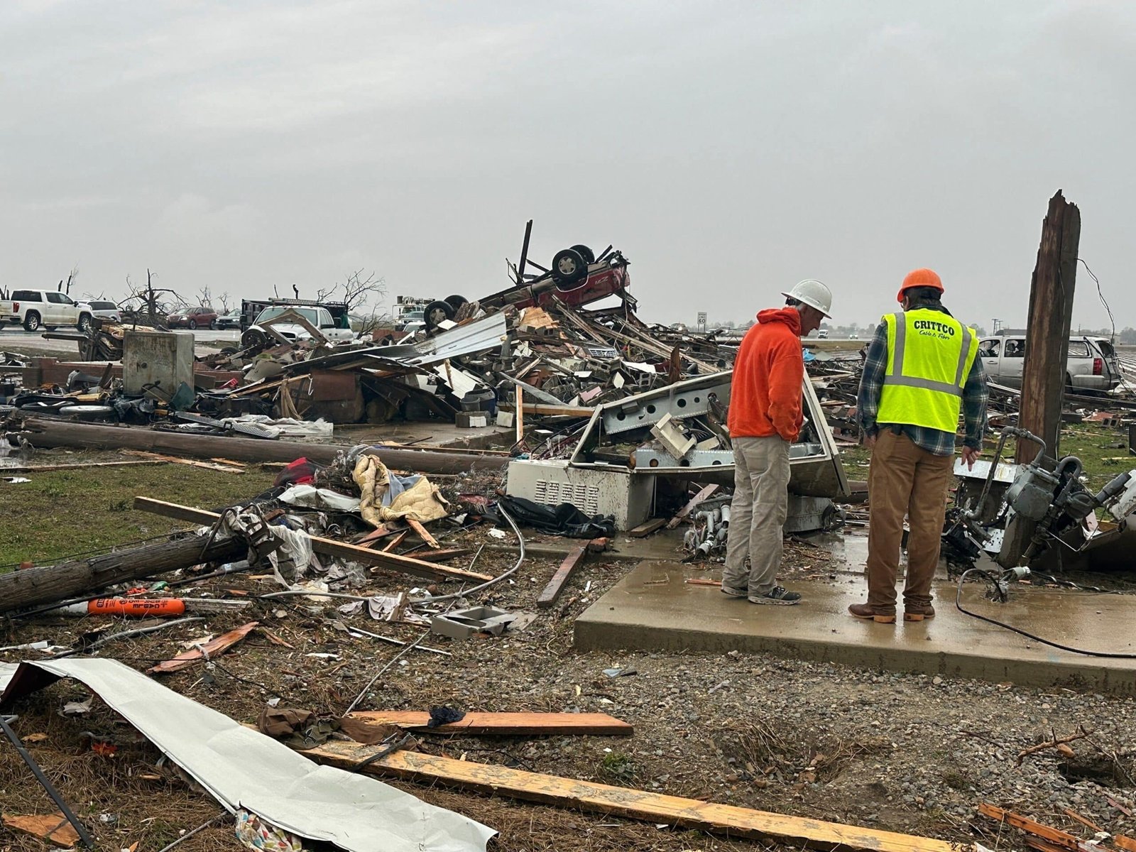 At least 7 were killed because of the storm that destroyed the US pound with more floods, the threat of tornado


