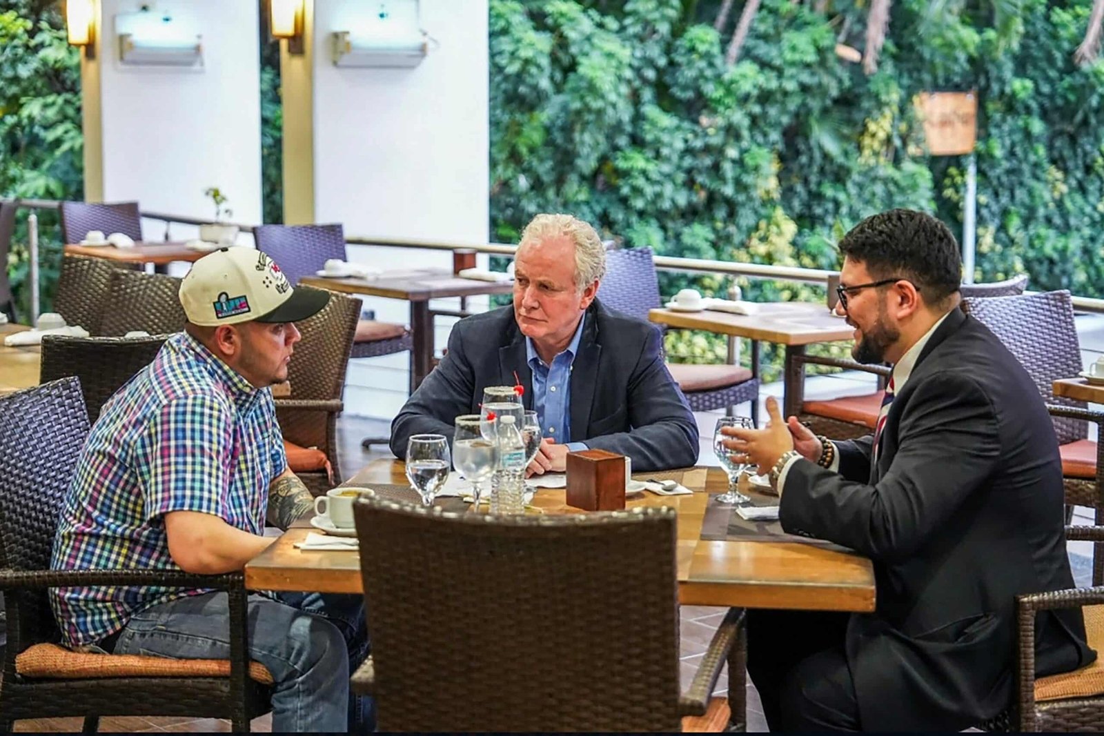 Photo: Senator US Chris Van Hollen held a meeting with migrant Salvador Kilmar Abrego Garcia (L), a US citizen in the wrong deported country, at a hotel in San Salvador on April 17, 2025.