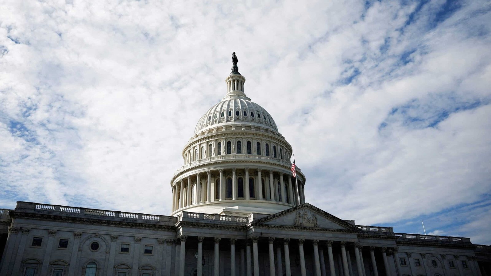 CBO estimates that Trump's bill can add $ 2.4T for deficit, leaving 11 million without health insurance

