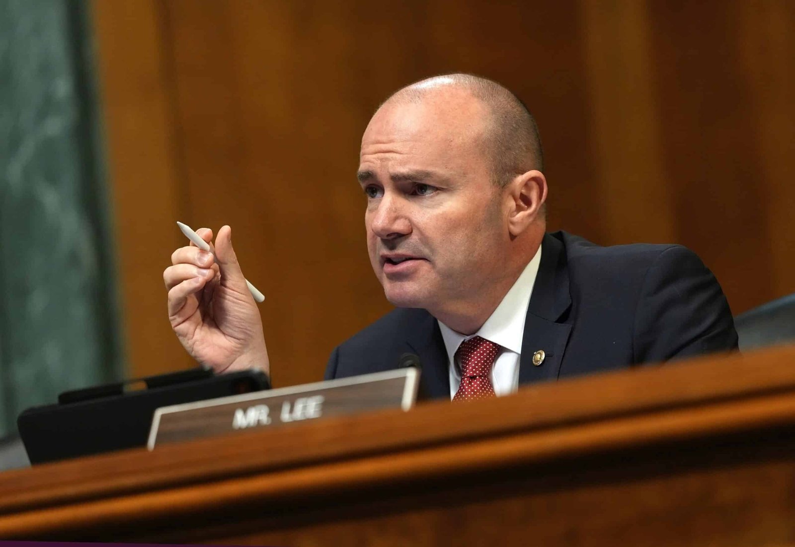 Senator Mike Lee removed the controversial Minnesota shooting pole in the middle of the reaction
