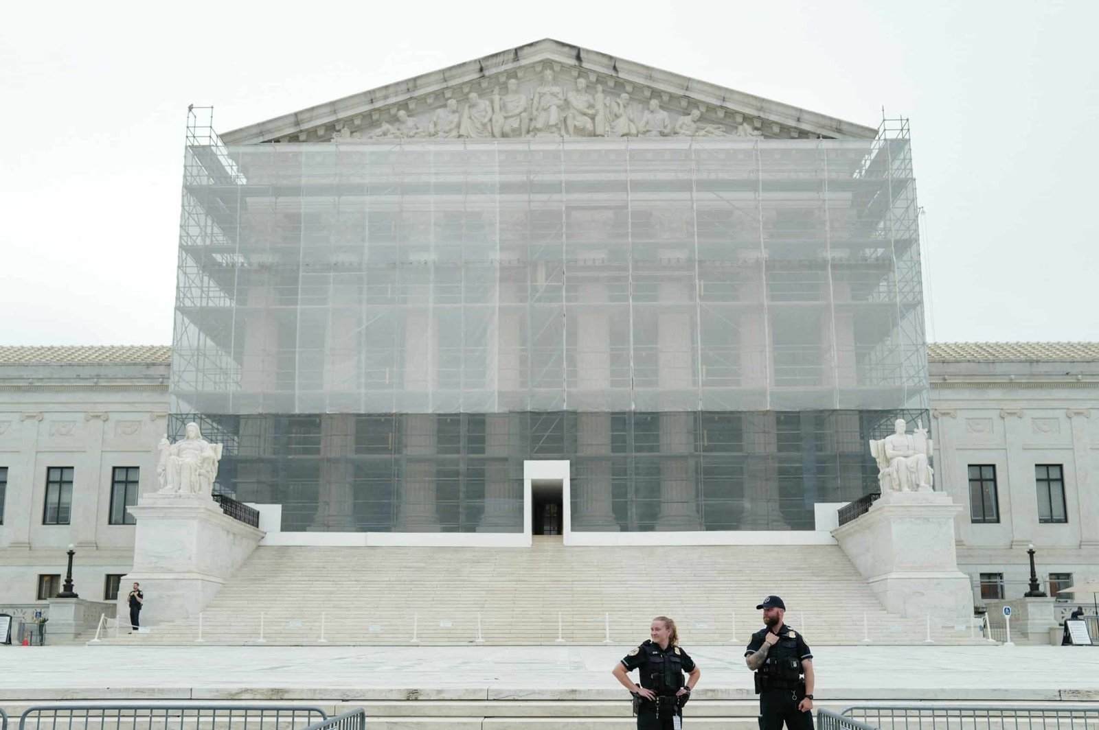 The Supreme Court said that administration could delete 8 migrants detained at Djibouti